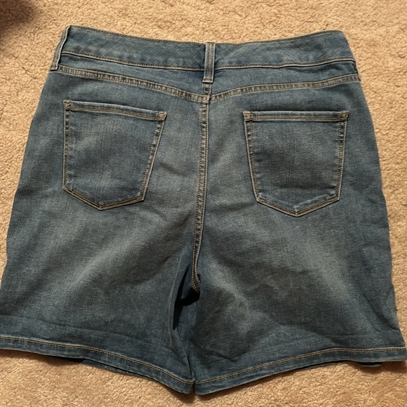 St. John’s Bay Ladies Size 14 Blue Jean Shorts - Picture 6 of 6